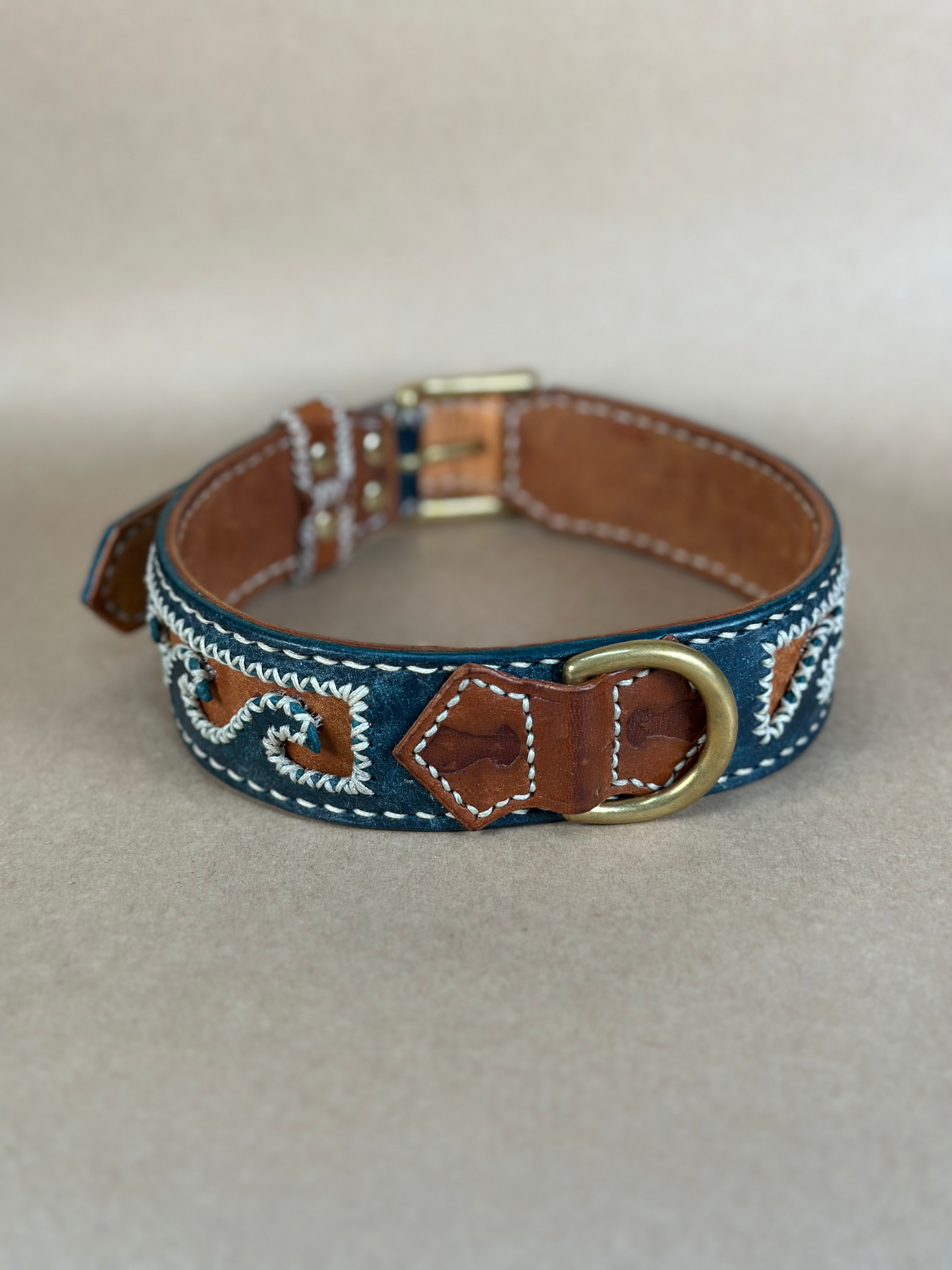 Collare per Cani Blu Navy in Pelle Pieno Fiore e Ottone Massiccio – Fatto a Mano in Italia